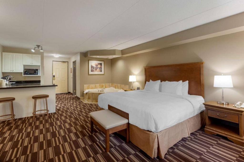 Best Western Plus Orillia Hotel Exterior photo