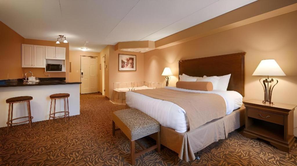 Best Western Plus Orillia Hotel Exterior photo